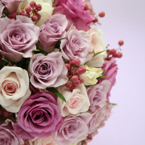 淡いパープルの小ぶりなバラを使ったラウンドブーケ。紫でも柔らかく優しい印象に。 ブーケ,パープル