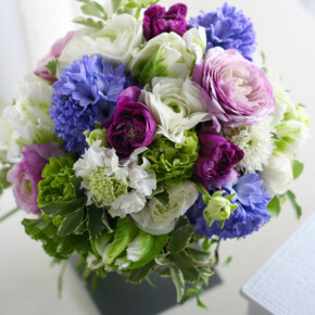 紫のラナンキュラスやヒヤシンス、チューリップなどの春の花にハーブをたっぷり合わせたナチュラルなブーケ。 ブーケ,パープル