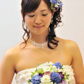 紫のラナンキュラスやヒヤシンス、チューリップなどの春の花にハーブをたっぷり合わせたナチュラルなブーケ。