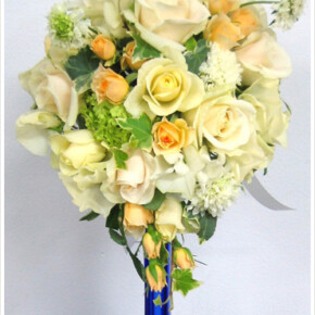 クリーム色、イエロー、オレンジのパステルカラーでまとめた、優しい雰囲気のティアドロップブーケ。 ブーケ,イエロー