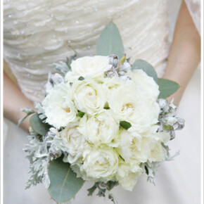 レースのような花びらのバラ(ケリー&カルトブランシュ)とシルバーリーフ(ユーカリ&ダスティミラー)のラウンドブーケ。 ブーケ,ホワイト