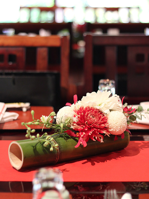 竹,和,装花,ゲストテーブル,アレンジ,紅白,ダリア,ピンポンマム